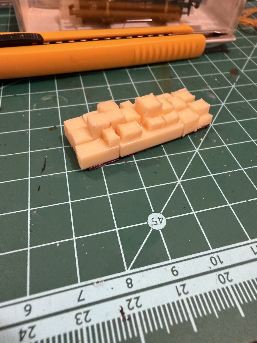 KiloMikeTango01's tweet photo. 貨車に積む木箱を作り直しました
以前作ったやつ(二枚目)も悪くはないんですが等間隔過ぎてトウモロコシのように思えて、今回のはあえて不揃いに積み上げた感じを意識しました
まぁまぁかな？ https://t.co/PYPnrSiTRZ