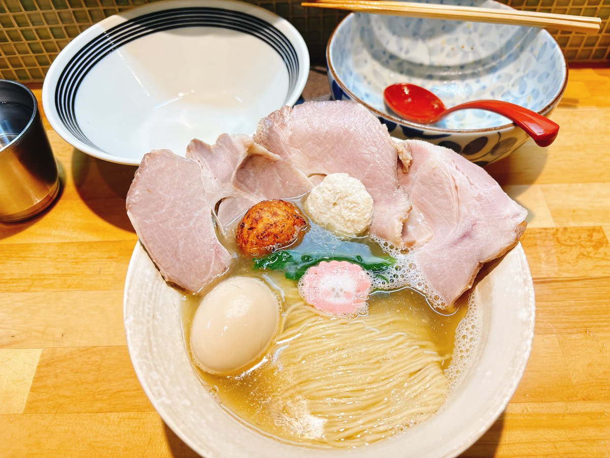 dayson4649's tweet photo. 西調布にて、猫と月 chan mie noodles🍜1️⃣特製塩 中華そば➕2️⃣[限定]エソ煮干し冷やし➕メンマネギ丼❌3➕猫TKG❌3 ➕生卵W🍥

仕事終わりに麺活🦖🐾💨💨
がちゃさんとマメさんと同麺🤝
マヨタラニハイ🍜🍜
マヨワズロクハイ🍚🍚🍚🍚🍚🍚
Dyson強吸引発動🌀🦖　
　
限定にホントは茄子とピーマンの煮浸しが入ってるんですが苦手なので抜きで❗️
🍚2種はラーメンどんぶりで提供お願いしました🏔️🍚
１杯１杯が丁寧に作られており丼顔が美しい🥇
女性店主さんは名店柴崎亭で修行を積み独立🎊
麺上げは平ザルで毎回目が釘付けになってしまう👑
麺は2種！中太平打ち麺は北海道の出口製麺さん🥢細ストレート麺は八王子の田村商店さん🥢
スープにも拘りがあり節や魚介系や煮干しを使い繊細で旨味あるスープ🍜
低温調理された豚チャーシューや生姜香る鶏つくねや野菜の旨味を感じるさつま揚げや味染みの味玉、そして特製に入ってくる可愛らしい猫柄のナルトも含めTPが豊富で楽しめる👌😍
自分のオススメは、メンマネギ丼🫶
味付けもバッチリでコリコリのメンマとシャキシャキのネギで🍚が進む美味さ🤤
猫TKGも鰹節と生卵で喉越し最高💯
今日も美味すぎました🏆
ご馳走様でした🎵
#猫と月
#メンマネギ丼
#沢山食べたくなるお店
#フォロワー募集