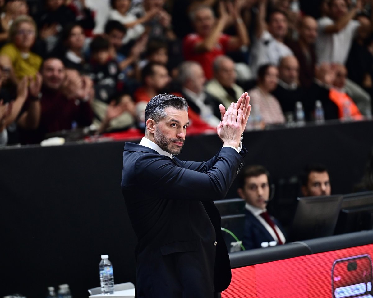 blackwall_bjk's tweet photo. Dušan Alimpijević: “Her şeyden önce nasıl bir kadro kuracağımızı görmemiz gerekiyor. Ancak ondan sonra neyin gerçekçi olduğunu ve beklentilerimizin ne olması gerektiğini söyleyebiliriz.

EuroLeague’e ilk kez katılacak bir takım olarak bizim için en önemli şey, rekabetçi olduğumuzu göstermek, iyi basketbol oynamak ve taraftarlarımızın, Beşiktaş’ı seven insanların sahadaki basketboldan keyif almasını sağlamak olacak.”

via: @EurohoopsTR | @semih_tuna 

#Beşiktaş | #PotanınKartalları