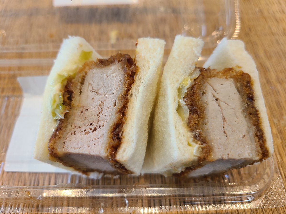 TW_SHOSHO's tweet photo. 🥪超満足カツサンド｜26年 家サンド 4個
この分厚さ、まさにゴージャス。豪快にかぶりつく幸せ😊
「どこで買ったの？」と思ったら、妻のお土産でした。どうやら有名店のカツサンドらしい…😅
(260228)
#サンドイッチ #家サンド #カツサンド https://t.co/XRpkNDajY1