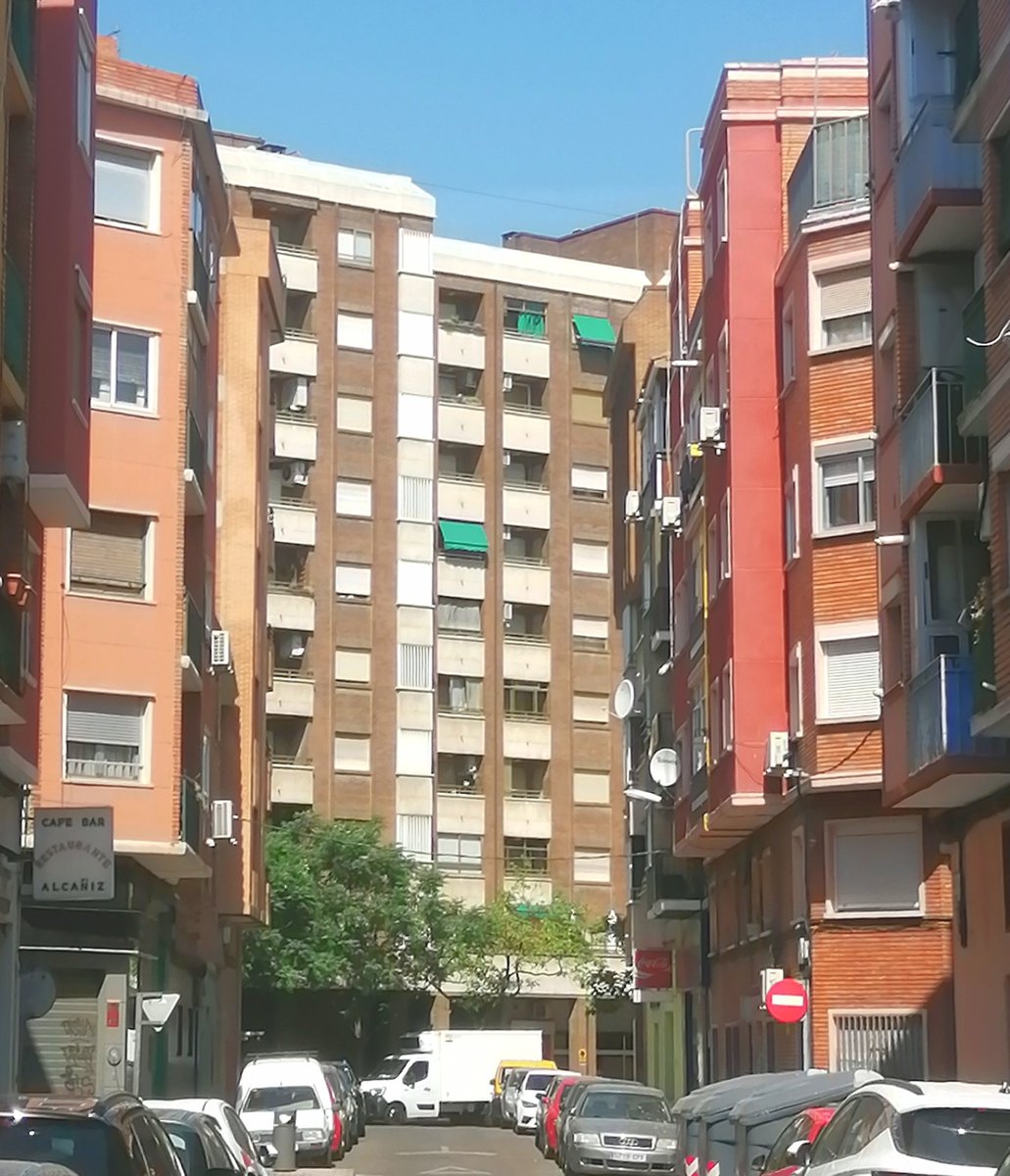 PacoSanz70's tweet photo. Calle de Domingo Ram en el cruce con la de Alcañiz (abajo a la izquierda, el Bar Alcañiz) Años 70/ hoy. 

En la foto de los años 70, al final de la calle muros y portalón del Manicomio; en su espacio hoy, bloques en calle Terminillo. #Zaragoza https://t.co/Q7LKWtcu3r