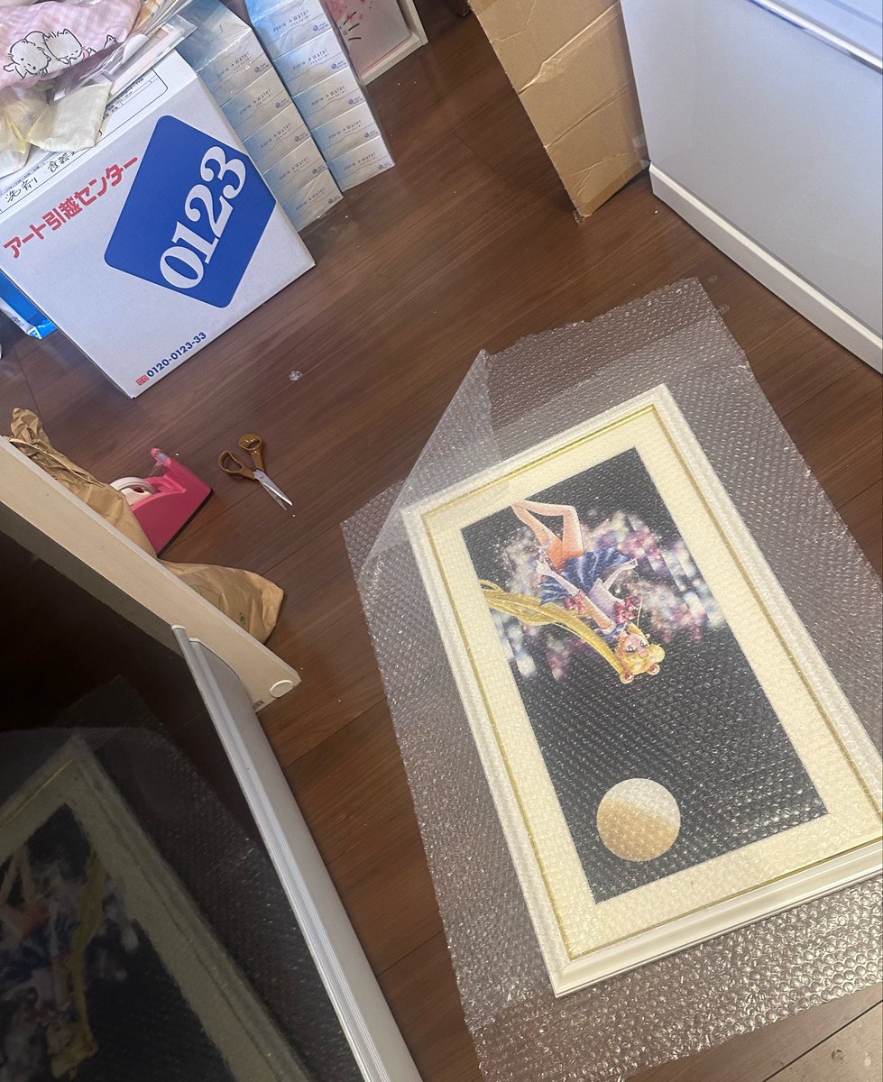 0205rt_'s tweet photo. 引っ越しするにあたって旦那が私の壁に飾ってるセーラームーン達を次々プチプチに包んでいく😂キッチンでやらんで(笑) https://t.co/m8aRG6gUaa