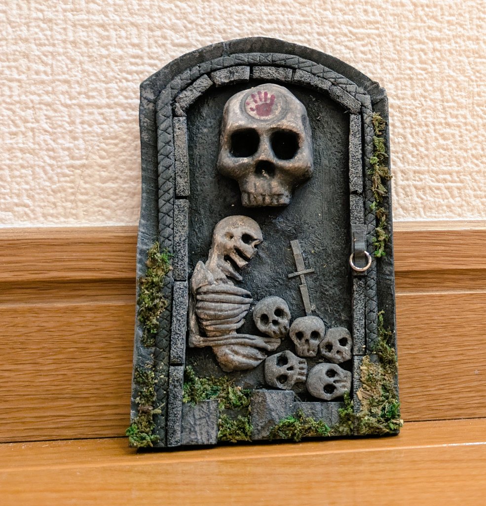 Roshika_otaku's tweet photo. 闇の一党の聖域のドアを作りました！これで私の部屋がどこでも聖域になります！

ダ〇ソーありがとう大好き！
#Skyrim
 #スカイリム
 #工作 https://t.co/EG7TMkj6XT