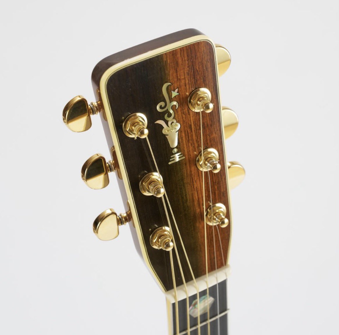 COCOGUITARSHOP's tweet photo. 【True Replica Series 始動】
ヴィンテージ研究の第一人者・塩崎雅亮の集大成！
坂崎幸之助氏（THE ALFEE） が所有する博物館級の伝説的プロトタイプ「＃236913」が、半世紀以上の経年変化によるサウンドのニュアンスまで再現され、今ここに蘇る！ https://t.co/aJSlDxP6nA