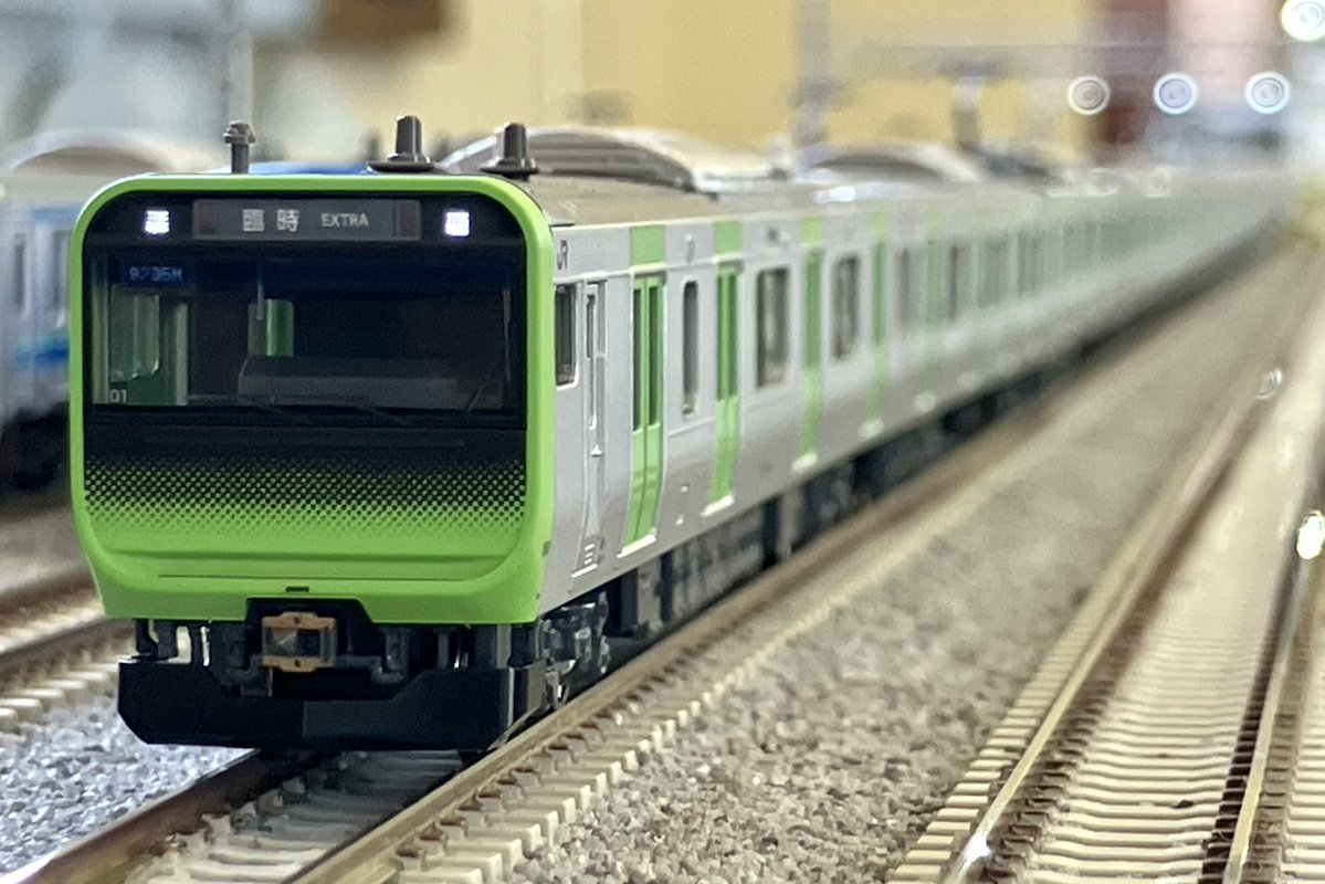 marugo_model's tweet photo. ⑦その他加工

クハE234-1は横須賀線団臨を再現するため世田谷車両の行先ステッカー貼付
ヘッドライトのプリズムにポスカ灰色を薄く塗布して消灯時に目立つように
滑り止めステップは205系宇都宮線帯インレタを黒く塗って暗緑色を再現
ダミカプはクロE260用Assy、胴受は小列車工房
クーラーは3Dパーツ https://t.co/O4qdA6OpKA
