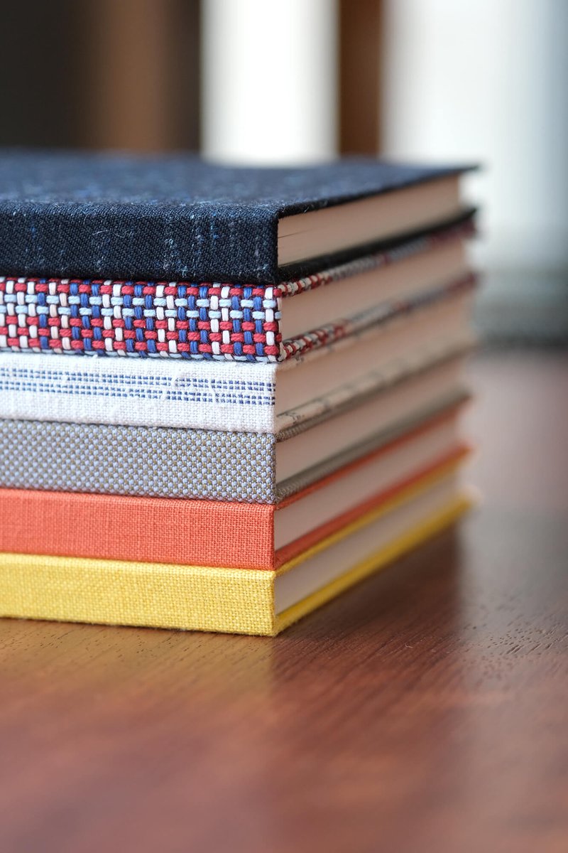 kakimori_krme's tweet photo. ＝ A5 Notebook ＝

糸かがり綴じで180°にぴしっと開く、しおり紐つきの本みたいなノート
万年筆のインクと相性の良い書籍用紙に、書きやすい淡い印刷の5mm方眼を採用

1冊、2冊と書き溜めたノートを本棚に並べるのが楽しみになります

https://t.co/HIsH4h6oqB https://t.co/4yZd6uOrs4
