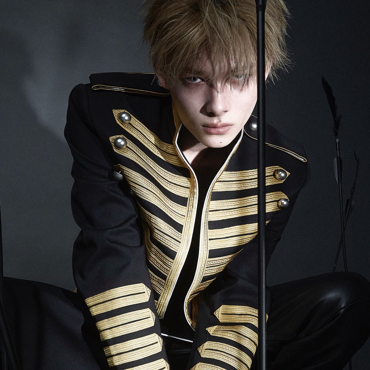 hourlyjaeyunki's tweet photo. Besok-besok kalau mau nangisin cowok make sure bentukannya separuh anime separuh leon scot kennedy kayak gini ya

#NI_KI #니키 https://t.co/cGoKgMWMPa