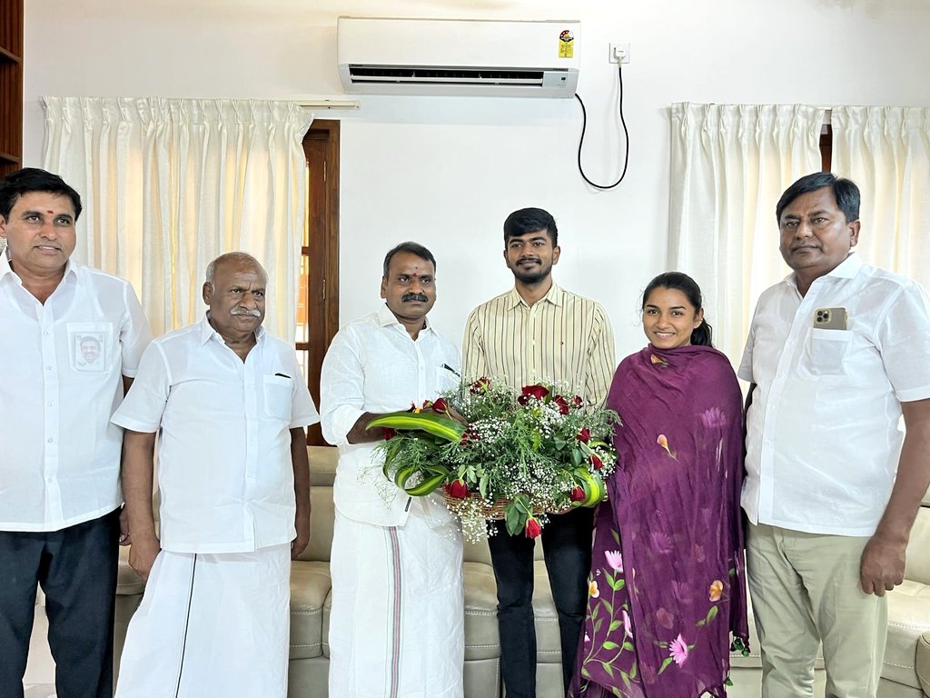 DrLMurugan's tweet photo. இன்றைய தினம், திருப்பூரில் உள்ள இந்துமுன்னணி மாநிலத் தலைவர் திரு.காடேஸ்வரா சுப்பிரமணியம் ஜி அவர்களின் இல்லத்திற்கு நேரில் சென்று, அண்மையில் திருமணம் நடைபெற்ற சஞ்சீவ் - தீக்ஷிதா தம்பதியினரை சந்தித்து, அவர்களுக்கு எனது மனமார்ந்த திருமண நல்வாழ்த்துகளைத் தெரிவித்தேன்.

இந்நிகழ்வின்போது, இந்துமுன்னணி மாநிலத் தலைவர் திரு. காடேஸ்வரா சுப்பிரமணியம் ஜி, மாநில அமைப்பாளர் திரு.ராஜேஷ் ஜி, பாஜக மாநில செயலாளர் திரு. நந்தகுமார், திருப்பூர் வடக்கு மாவட்டத் தலைவர் திரு. சீனிவாசன் உள்ளிட்ட நிர்வாகிகள் உடனிருந்தனர்.