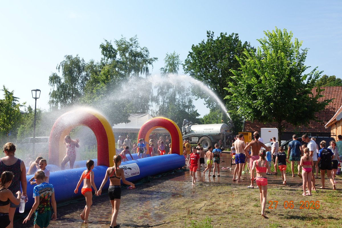 tonnymorsink's tweet photo. Organisatoren #HDD2026 hebben op verantwoordelijke wijze toch de jeugd #DeLutte kunnen vermaken met de #hellegames in de vroege ochtend ondanks tropische temperaturen! Toverwoord is #WATER😂 https://t.co/NFwE1n13Db