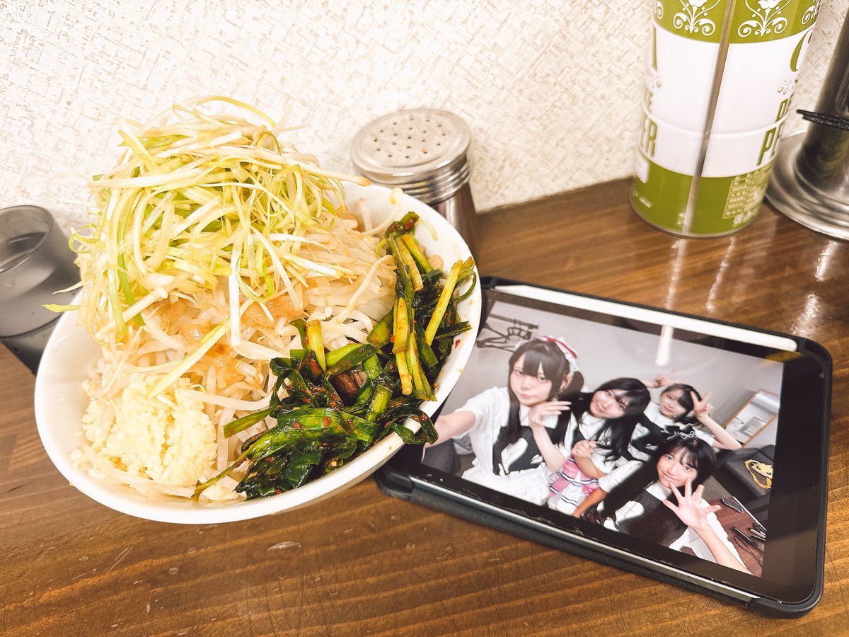 RAIDEN562's tweet photo. #推しメンと推しメン 
 #武丸 コールは常連のみ許される詠唱破棄(無言) 
 #推しメン は、この度ご当地アイドル殿堂入りをはたした #クロワッサン 
おめでとうございます🎉
リスペクトの意味を込めてチームカラーの緑のニラをプラスしました笑 https://t.co/CjxtSlsNwp