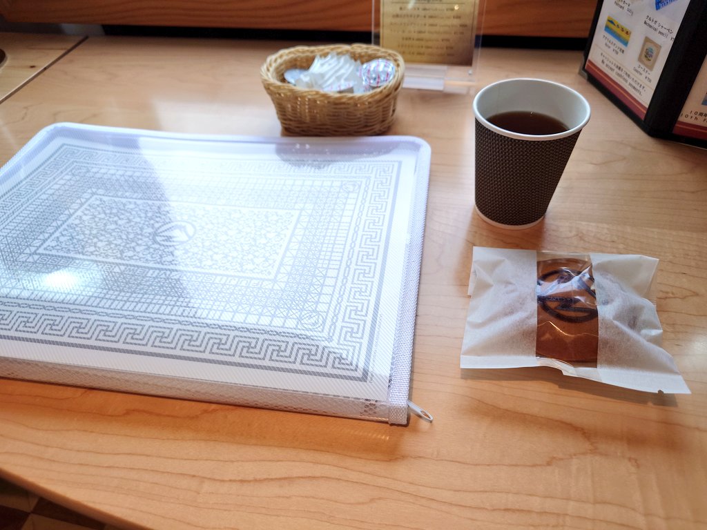 787buffet's tweet photo. いそいそとランチョンマットをお持ち帰り準備していたら
客室乗務員さん「なるほど〜そうやって持って帰るんですねぇ」
ﾜｲ「このケースにシンデレラフィットですw」
乗務員さん「皆さんどうやってお持ち帰りしているのか謎だったんですよ〜」

【朗報】
お持ち帰りしている人ワイ以外でもおった https://t.co/dmC4a2TwYb