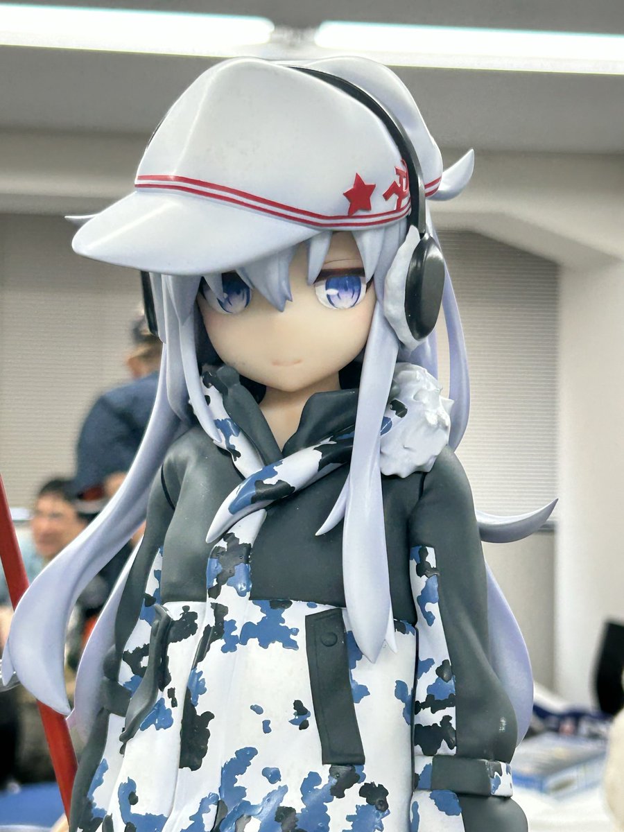 nogiguchi23's tweet photo. 神戸でやってるかわいい観艦式に展示している1/3スケールの大きいヴェールヌイです！
艤装もあるけど塗装間に合わんかった…！
高さ50cmで多分過去1大きいヴェールヌイフィギュアだと思います #艦これ https://t.co/hXwCZmANSc