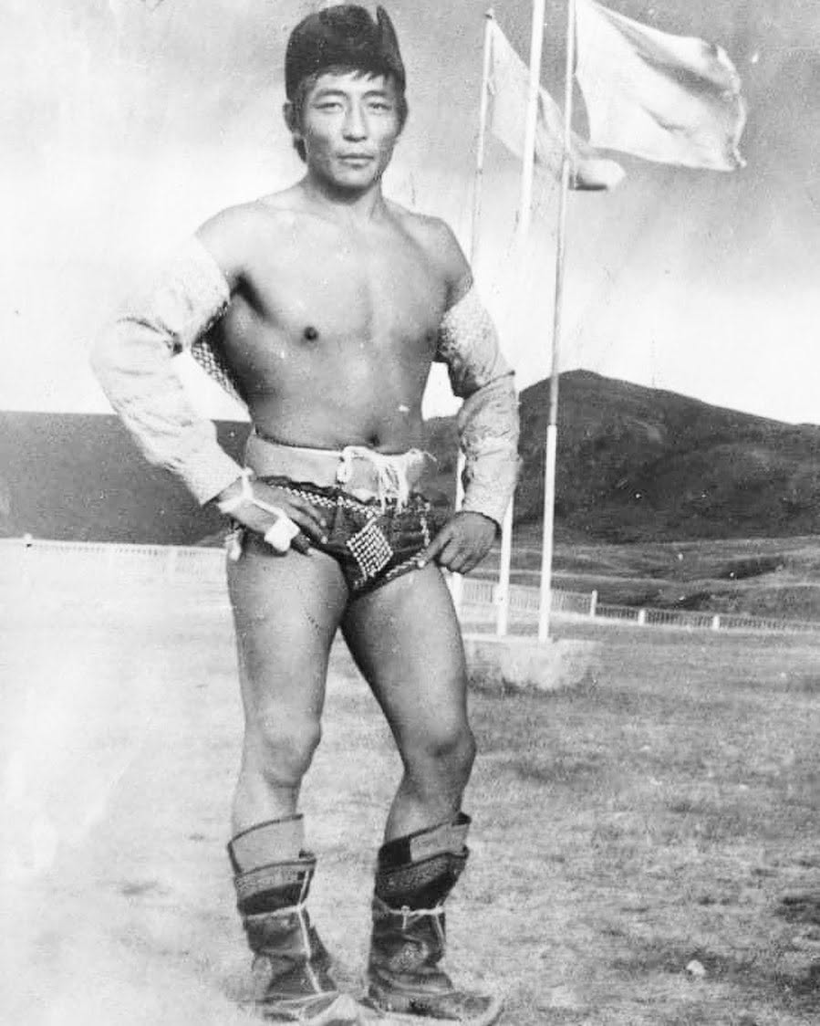 themongolmn's tweet photo. Монгол улсын заан цолтой Дашдоржийн Цэрэнтогтох 
1978 онд анх удаа түрүүлж Ул��ын арслан болж  байх үеийнх нь цэл залуу насных нь зураг байх шиг байна. Тэр жил хуруугаа бэртээж боолттой барилдсан гэж ярьж байсан.  Уран мэх ухаалаг барилдааны уул уурхай болсон аварга минь. https://t.co/pbCf2API12
