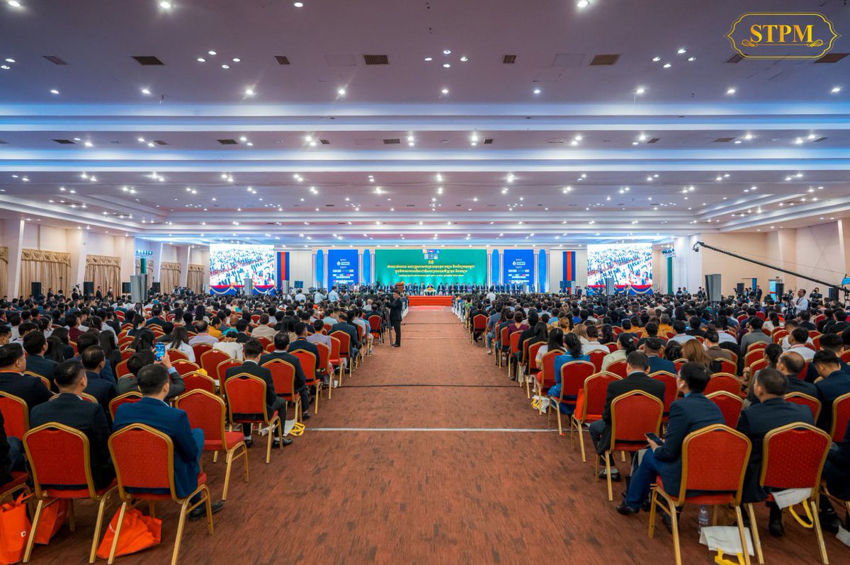 Dr_Hunmanet_PM's tweet photo. ជួបសំណេះសំណាលជាមួយមហាគ្រួសារសហគ្រាសធុនតូច មធ្យម និងសិប្បកម្មកម្ពុជា ក្នុងឱកាស ”ទិវាជាតិសហគ្រាសធុនមីក្រូ តូច និងមធ្យម” ។

ទិវាជាតិសហគ្រាសធុនមីក្រូ តូច និងមធ្យមកម្ពុជា ត្រូវបានរាជរដ្ឋាភិបាលប្រកាសកំណត់យកថ្ងៃទី ២៧ មិថុនា ដើម្បីប្រារព្ធធ្វើជារៀងរាល់ឆ្នាំ ដើម្បីផ្សារភ្ជាប់ទំនាក់ទំនង និងបើកចំហរវាង រាជរដ្ឋាភិបាល ជាមួយវិស័យឯកជន ជាពិសេសផ្នែកសហគ្រាសធុនមីក្រូ តូច និងមធ្យម (MSMEs) នៅទូទាំងប្រទេស។

ការសម្រេចឱ្យមានការ​ប្រារព្វទិវាជាតិសហគ្រាសធុនមីក្រូ តូច និងមធ្យម គឺជាសាក្ខីភាពនៃការយកចិត្តទុកដាក់របស់​រាជរដ្ឋាភិបាលចំពោះវិស័យឯកជននិយាយជារួម និងសម្រាប់សហគ្រាសមីក្រូ ធុនតូច​ និងមធ្យម​ និង​សិប្បកម្មកម្ពុជា និយាយដោយឡែក។ ការកំណត់រៀបចំទិវាជាតិសហគ្រាសធុនមីក្រូ តូច និង​មធ្យម គឺជាវេទិការាជរដ្ឋាភិបាល និង MSME ដើម្បីពិភាក្សាស្វែងយល់ពីបញ្ហាប្រឈម និងដាក់ចេញ​នូវវិធានការគោលនយោបាយ និងការលើកទឹកចិត្ត កាន់តែមានលក្ខណៈប្រាកដនិយម, រិតចំណង​សាមគ្គីភាព មិត្តភាព និងកិច្ចសហការរវាងម្ចាស់សហគ្រាស និងក្រសួង/ស្ថាប័ន គ្រឹះស្ថានមីក្រូ​ហិរញ្ញវត្ថុ ដៃគូអភិវឌ្ឍ សមាគមវិស័យឯកជន ផ្តល់តម្លៃ និងលើកទឹកចិត្តដល់ម្ចាស់សហគ្រាសធុន​មីក្រូ តូច មធ្យម និងសិប្បកម្ម និងតាំងបង្ហាញផលិតផលជាតិ។

រាជរដ្ឋាភិបាលបានចាត់ទុក MSMEs ជាឆ្អឹងខ្នងនៃសេដ្ឋកិច្ចជាតិ និងជាកម្លាំងចលករដ៏សំខាន់ក្នុងការបង្កើតការងារ ជំរុញនវានុវត្តន៍ និងលើកកម្ពស់ភាពធន់នៃសេដ្ឋកិច្ច។ ដើម្បីគាំទ្រដល់វិស័យនេះ រាជរដ្ឋាភិបាលបានដាក់ចេញនូវវិធានការ និងគោលនយោបាយជាច្រើន ជាក់ស្តែងនៅក្នុងយុទ្ធសាស្ត្របញ្ចកោណ-ដំណាក់កាលទី១ ដែលផ្ដោតលើ មនុស្ស ផ្លូវ ទឹក ភ្លើង និងបច្ចេកវិទ្យា គឺជាគ្រឹះដើម្បីបង្កើតភាពប្រកួតប្រជែងរបស់វិស័យឯកជន។ ជាមួយគ្នានេះក៏មានយុទ្ធសាស្ត្រអភិវឌ្ឍសេដ្ឋកិច្ចក្រៅប្រព័ន្ធ ២០២៣-២០២៨ កម្មវិធីជំរុញសហគ្រាសធុនមីក្រូ តូច និងមធ្យម ការគាំទ្រហិរញ្ញប្បទានតាមរយៈធនាគារ សហគ្រាសធុនតូចនិងមធ្យម, ធនាគារអភិវឌ្ឍន៍ជនបទនិងកសិកម្ម, សាជីវកម្មធានាឥណទានកម្ពុជា និងមូលនិធិ អភិវឌ្ឍន៍ជំនាញ ព្រមទាំងការជំរុញការធ្វើឌីជីថលូបនីយកម្ម ការបង្កើតប្រព័ន្ធអេកូឡូស៊ីសម្រាប់សហគ្រាស ធុនមីក្រូ តូច និងមធ្យម តាំងពីពីការផលិតរហូតដល់ទីផ្សារ។ 

រាជធានីភ្នំពេញ ព្រឹកថ្ងៃសៅរ៍ ទី២៧ មិថុនា ២០២៦

#ហ៊ុនម៉ាណែត #Hunmanet #កម្ពុជា #cambodia #សន្តិភាពនៅកម្ពុជា #Peaceincambodia
