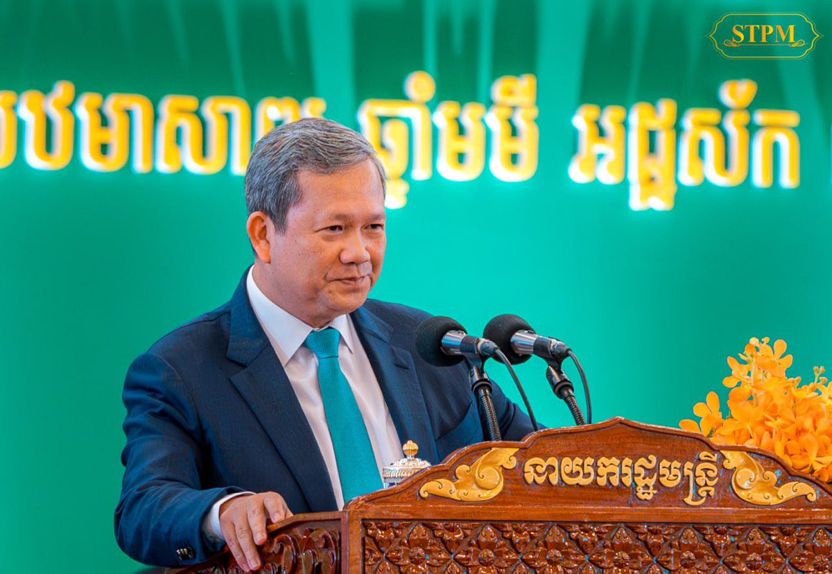 Dr_Hunmanet_PM's tweet photo. ជួបសំណេះសំណាលជាមួយមហាគ្រួសារសហគ្រាសធុនតូច មធ្យម និងសិប្បកម្មកម្ពុជា ក្នុងឱកាស ”ទិវាជាតិសហគ្រាសធុនមីក្រូ តូច និងមធ្យម” ។

ទិវាជាតិសហគ្រាសធុនមីក្រូ តូច និងមធ្យមកម្ពុជា ត្រូវបានរាជរដ្ឋាភិបាលប្រកាសកំណត់យកថ្ងៃទី ២៧ មិថុនា ដើម្បីប្រារព្ធធ្វើជារៀងរាល់ឆ្នាំ ដើម្បីផ្សារភ្ជាប់ទំនាក់ទំនង និងបើកចំហរវាង រាជរដ្ឋាភិបាល ជាមួយវិស័យឯកជន ជាពិសេសផ្នែកសហគ្រាសធុនមីក្រូ តូច និងមធ្យម (MSMEs) នៅទូទាំងប្រទេស។

ការសម្រេចឱ្យមានការ​ប្រារព្វទិវាជាតិសហគ្រាសធុនមីក្រូ តូច និងមធ្យម គឺជាសាក្ខីភាពនៃការយកចិត្តទុកដាក់របស់​រាជរដ្ឋាភិបាលចំពោះវិស័យឯកជននិយាយជារួម និងសម្រាប់សហគ្រាសមីក្រូ ធុនតូច​ និងមធ្យម​ និង​សិប្បកម្មកម្ពុជា និយាយដោយឡែក។ ការកំណត់រៀបចំទិវាជាតិសហគ្រាសធុនមីក្រូ តូច និង​មធ្យម គឺជាវេទិការាជរដ្ឋាភិបាល និង MSME ដើម្បីពិភាក្សាស្វែងយល់ពីបញ្ហាប្រឈម និងដាក់ចេញ​នូវវិធានការគោលនយោបាយ និងការលើកទឹកចិត្ត កាន់តែមានលក្ខណៈប្រាកដនិយម, រិតចំណង​សាមគ្គីភាព មិត្តភាព និងកិច្ចសហការរវាងម្ចាស់សហគ្រាស និងក្រសួង/ស្ថាប័ន គ្រឹះស្ថានមីក្រូ​ហិរញ្ញវត្ថុ ដៃគូអភិវឌ្ឍ សមាគមវិស័យឯកជន ផ្តល់តម្លៃ និងលើកទឹកចិត្តដល់ម្ចាស់សហគ្រាសធុន​មីក្រូ តូច មធ្យម និងសិប្បកម្ម និងតាំងបង្ហាញផលិតផលជាតិ។

រាជរដ្ឋាភិបាលបានចាត់ទុក MSMEs ជាឆ្អឹងខ្នងនៃសេដ្ឋកិច្ចជាតិ និងជាកម្លាំងចលករដ៏សំខាន់ក្នុងការបង្កើតការងារ ជំរុញនវានុវត្តន៍ និងលើកកម្ពស់ភាពធន់នៃសេដ្ឋកិច្ច។ ដើម្បីគាំទ្រដល់វិស័យនេះ រាជរដ្ឋាភិបាលបានដាក់ចេញនូវវិធានការ និងគោលនយោបាយជាច្រើន ជាក់ស្តែងនៅក្នុងយុទ្ធសាស្ត្របញ្ចកោណ-ដំណាក់កាលទី១ ដែលផ្ដោតលើ មនុស្ស ផ្លូវ ទឹក ភ្លើង និងបច្ចេកវិទ្យា គឺជាគ្រឹះដើម្បីបង្កើតភាពប្រកួតប្រជែងរបស់វិស័យឯកជន។ ជាមួយគ្នានេះក៏មានយុទ្ធសាស្ត្រអភិវឌ្ឍសេដ្ឋកិច្ចក្រៅប្រព័ន្ធ ២០២៣-២០២៨ កម្មវិធីជំរុញសហគ្រាសធុនមីក្រូ តូច និងមធ្យម ការគាំទ្រហិរញ្ញប្បទានតាមរយៈធនាគារ សហគ្រាសធុនតូចនិងមធ្យម, ធនាគារអភិវឌ្ឍន៍ជនបទនិងកសិកម្ម, សាជីវកម្មធានាឥណទានកម្ពុជា និងមូលនិធិ អភិវឌ្ឍន៍ជំនាញ ព្រមទាំងការជំរុញការធ្វើឌីជីថលូបនីយកម្ម ការបង្កើតប្រព័ន្ធអេកូឡូស៊ីសម្រាប់សហគ្រាស ធុនមីក្រូ តូច និងមធ្យម តាំងពីពីការផលិតរហូតដល់ទីផ្សារ។ 

រាជធានីភ្នំពេញ ព្រឹកថ្ងៃសៅរ៍ ទី២៧ មិថុនា ២០២៦

#ហ៊ុនម៉ាណែត #Hunmanet #កម្ពុជា #cambodia #សន្តិភាពនៅកម្ពុជា #Peaceincambodia