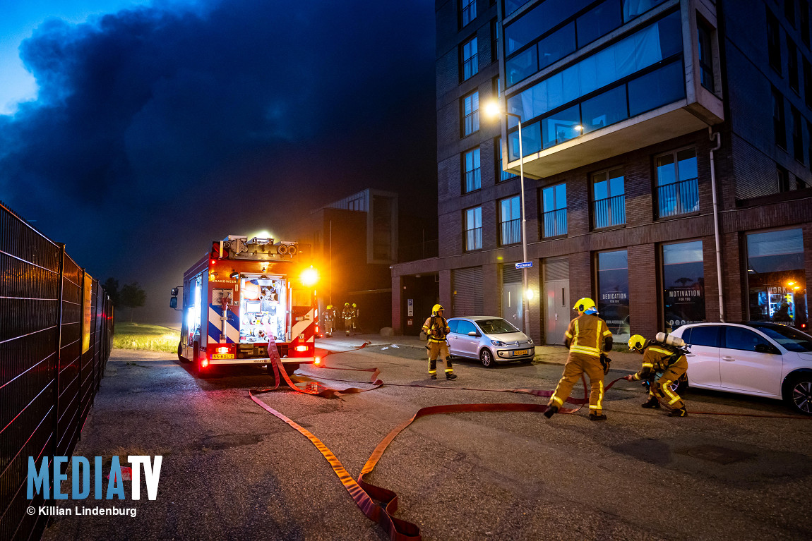 Zeer grote brand in inpandige garage aan Bas Paauwestraat in Rotterdam