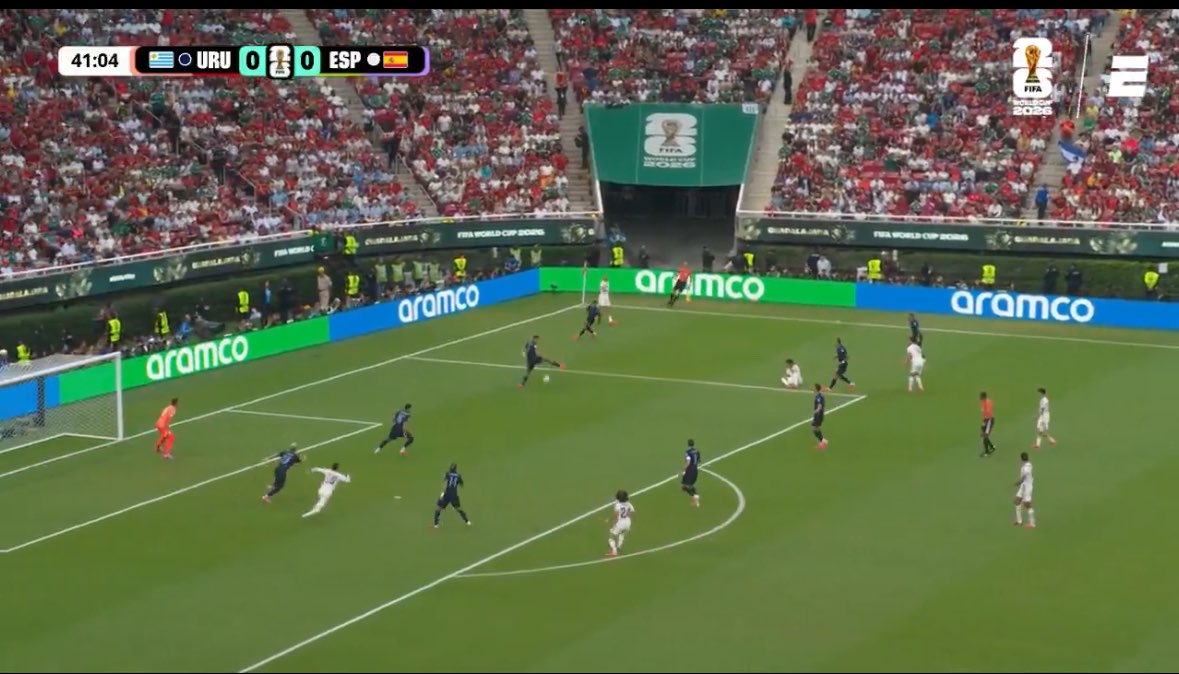 yo5yvo's tweet photo. Tranqui muslera, 6 en el área
Al menos 4 viendo la jugada, paso por 3, nadie llegó… nadie otra vez pudo hacer nada.. siempre solo la defensa en narnia https://t.co/mVz2D8YRpA