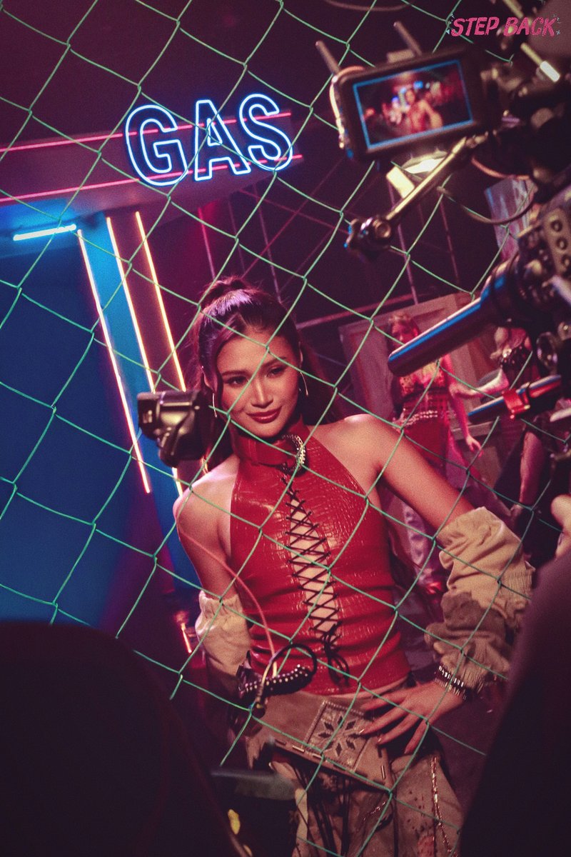 BINI_ph's tweet photo. Don’t you be hatin’. It’ll be out in 4 hours.

‘Step Back’ Performance Visualizer
Out on June 27, 8PM PHT 🔥📶

In the meantime, keep streaming 'Signals':
🔗https://t.co/i5AFSBLLeT

@bini_jhoanna #BINI #BINI_SignalsEP #BINI_StepBack #BINI_StepBackPV https://t.co/gYYZy3muFH