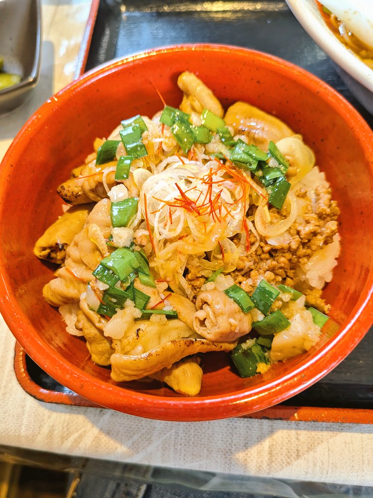 tasku67's tweet photo. 八縁、スタミナホルモンそば＋ライス。甘じょっぱく濃い目スープはジャンキーながら細麺を合わせ上品さも、柔らかホルモン、ニンニクもめちゃくちゃ合い旨々!!セルフホルモン丼も旨さ抜群にて満喫、大好きな汁なし担々麺と次回から迷いそう。ごちそうさまでした。 https://t.co/UFPBGBfSnK