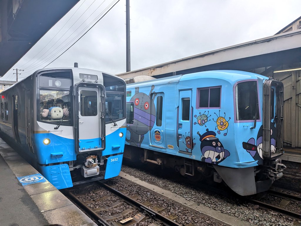 kokurasaya's tweet photo. ㊗️JR四国3600系デビュー！
立席多数ながらのんびりした車内。発車時が静かすぎて、息子が「？？！！」という表情になっていました😅
4枚目は昨年12月、出場時の徳庵にて🍀 https://t.co/3OpnTDZX7X