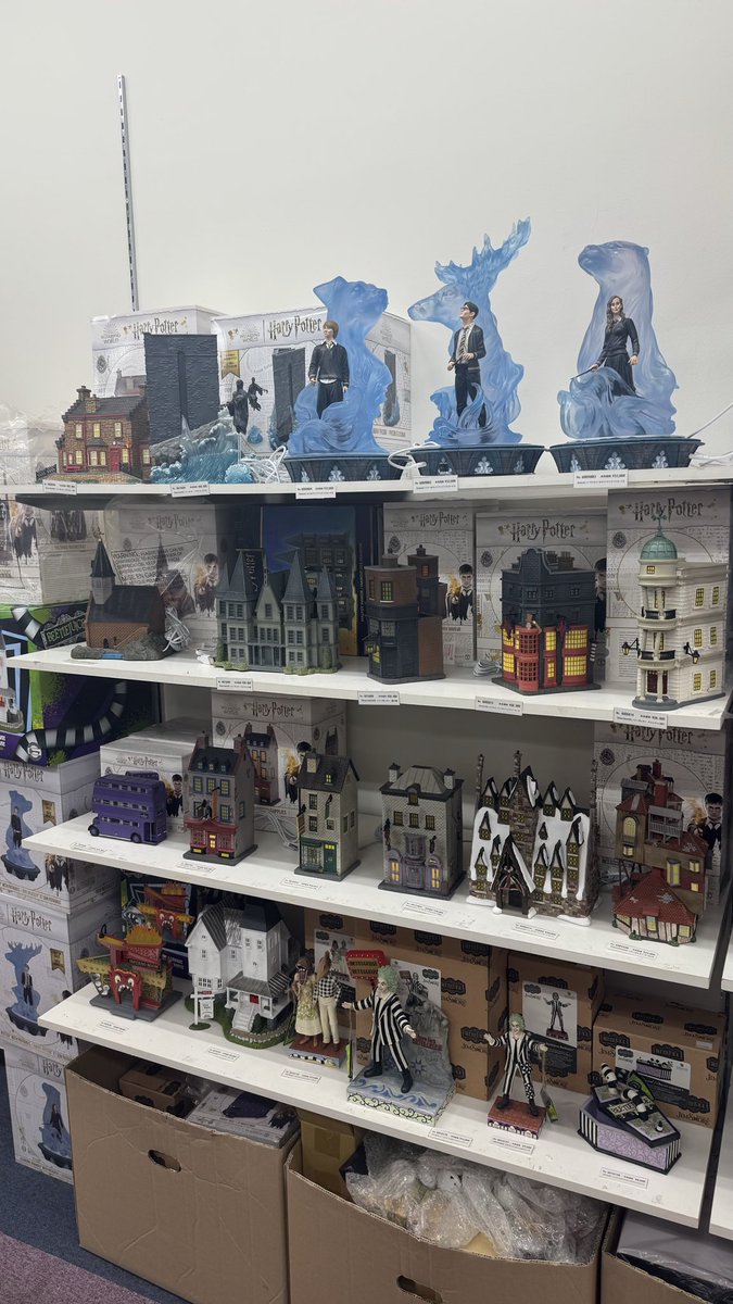 Wing_hp's tweet photo. こないだお母さんと買い物してたらこんなお店が…！！
初めて実物見たけど結構精巧なのね🪄✨
しかも卸売価格でちょっとお安い！
思わず「ぜーんぶちょうだい」したくなったけど、安くなってるとはいえ高いので一旦保留🥹
1ヶ月に1個のペースで集めるとかもいいなぁ🤔💕 https://t.co/DK5oIBsqtU