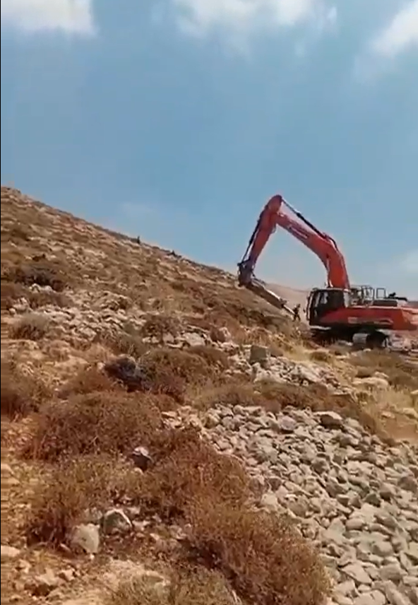 heavy_occ's tweet photo. 🚜Armed settlers firing at Palestinians, during land leveling with a DEVELON excavator in Kharbatha Bani Harith, west of Ramallah, June 2026.
#KharbathaBaniHarith #Ramallah #WestBank #DEVELON #June2026 #heavy_destruction
📸@PalinfoAr https://t.co/xM12ZOwibS