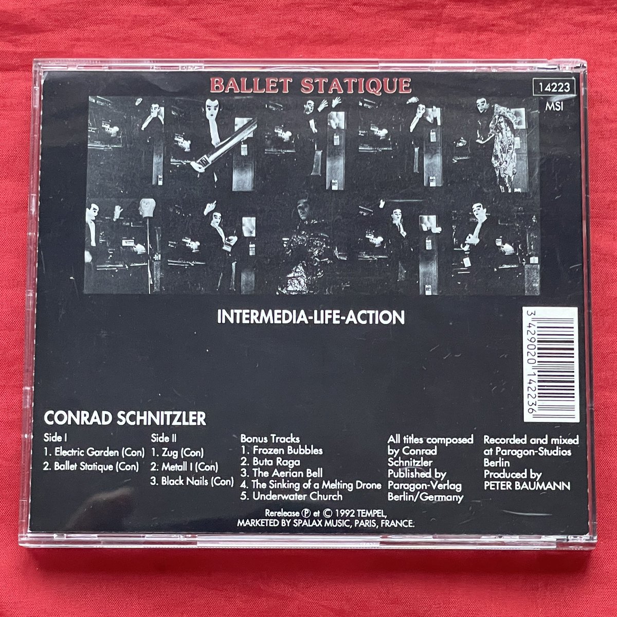 jackeguyman's tweet photo. Conrad Schnitzler/Ballet Statique(1978)
Art/85p
Sounds/87p
初期タンジェリンやクラスターに在籍するもあまりにも強烈すぎてクビになった悲劇のコンラッドさん
フェードラやルビコンあたりまでのピチャピチャした雰囲気の部分は彼の残り香っぽい気がせんでもない
とにかく孤高の変態音楽家だよね https://t.co/AW17qMSNmv