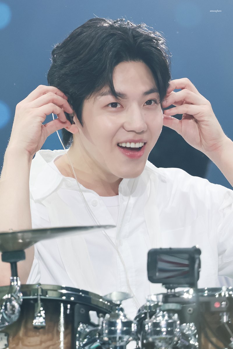 atmosphere_825's tweet photo. 250516 FOREVER YOUNG FINALE in SEOUL

#DAY6 #데이식스 #도운 #Dowoon https://t.co/VMfl2YDGDG