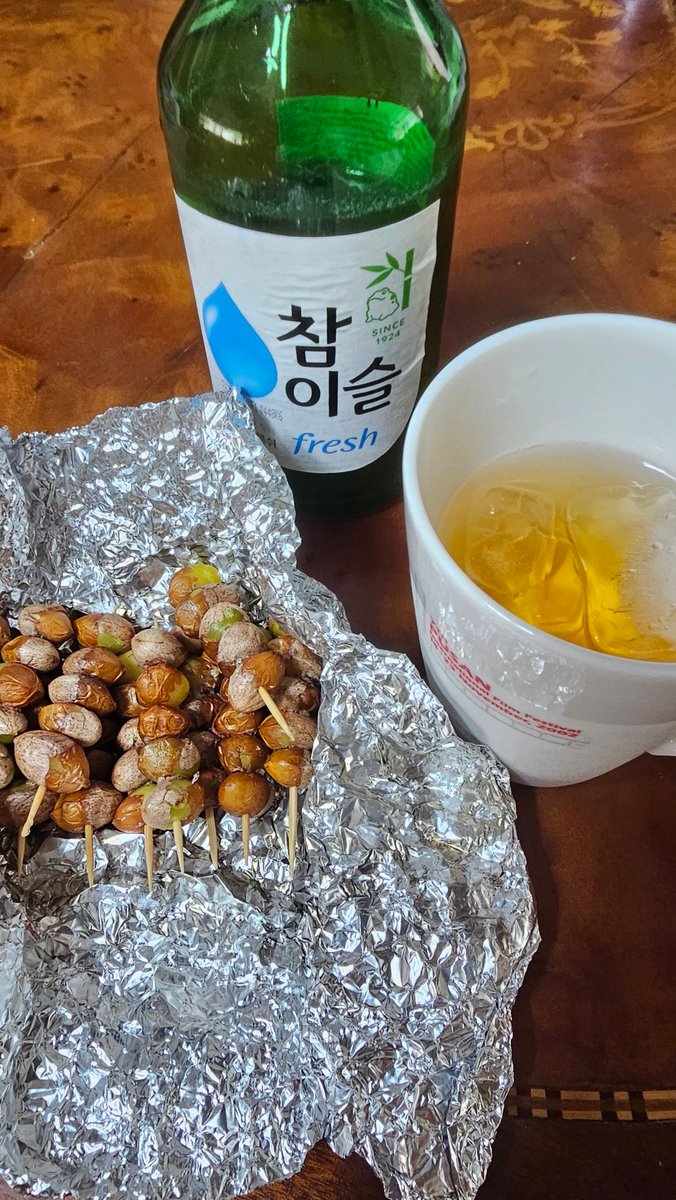 six_yunyoung's tweet photo. 오늘 날씨 위젯 정말 딱이다🤯
하늘은 너무 예쁘고
더워서 매���차 아닌 큰고모표 매실주랑 동네 할무이표 구운 은행🍼 https://t.co/ItuLqCHObN