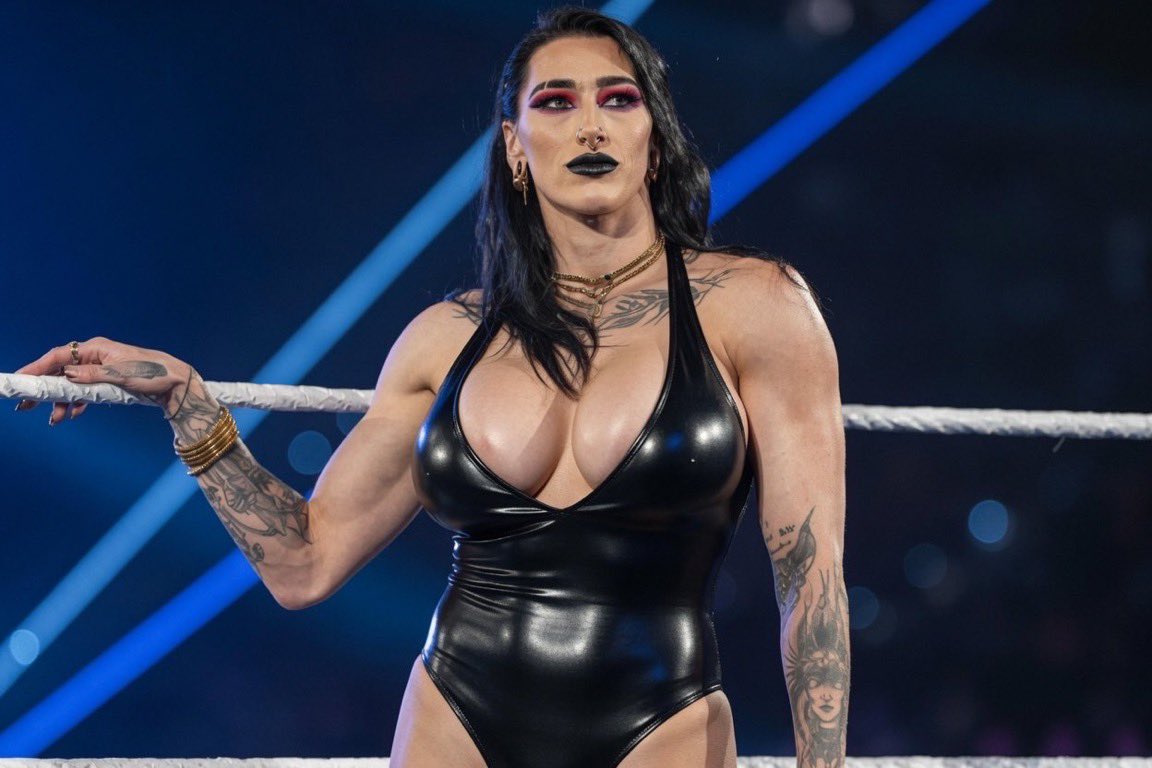 fwo98_'s tweet photo. Black looks so good on her😍🖤 https://t.co/ehhlXyi4FW