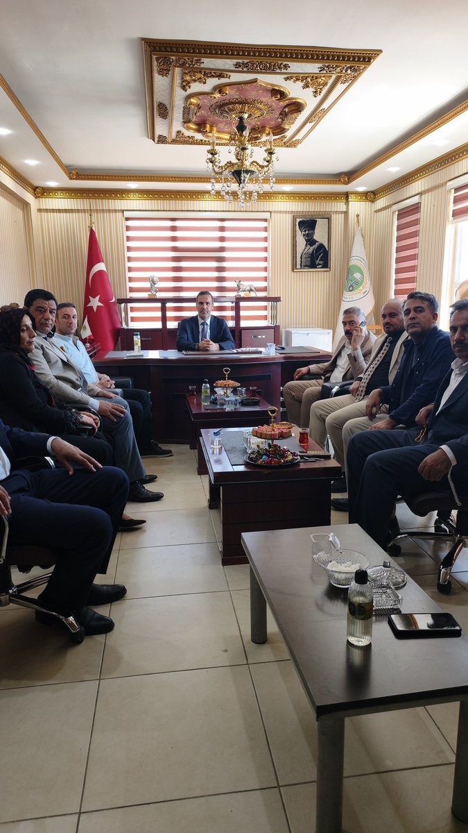 HalilAslan63_'s tweet photo. 📍Şanlıurfa

Şanlıurfa Tarıma Dayalı Besi Organize Sanayi Bölgesi Başkanlık seçiminde kazanan Hasan Karataş'ı ziyaret ederek hayırlı olsun dileklerinde bulunduk.

Rabbim hayırlı hizmetlerde bulunmayı nasip etsin. Muvaffakiyetler diliyorum.
@anavatan1983 https://t.co/8b4vlVT3rc
