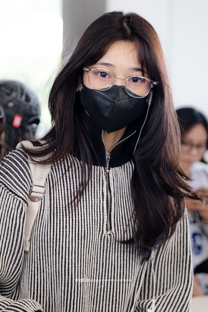 allin_one1103's tweet photo. 260627 Juanda siang ini ✨ welcome to Surabaya ✨ @M_OlineJKT48 ✈️ #OLINE #オリヌ #오라인 #JKT48 #JKT48AirportFashion https://t.co/ze58DDJxi8