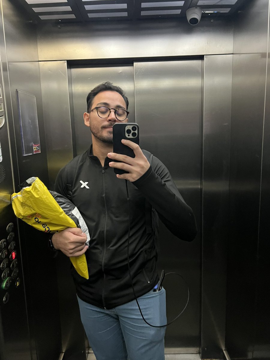 iguitosa's tweet photo. Cheguei e tinha encomenda ❤️ https://t.co/zvRvbfDQH1