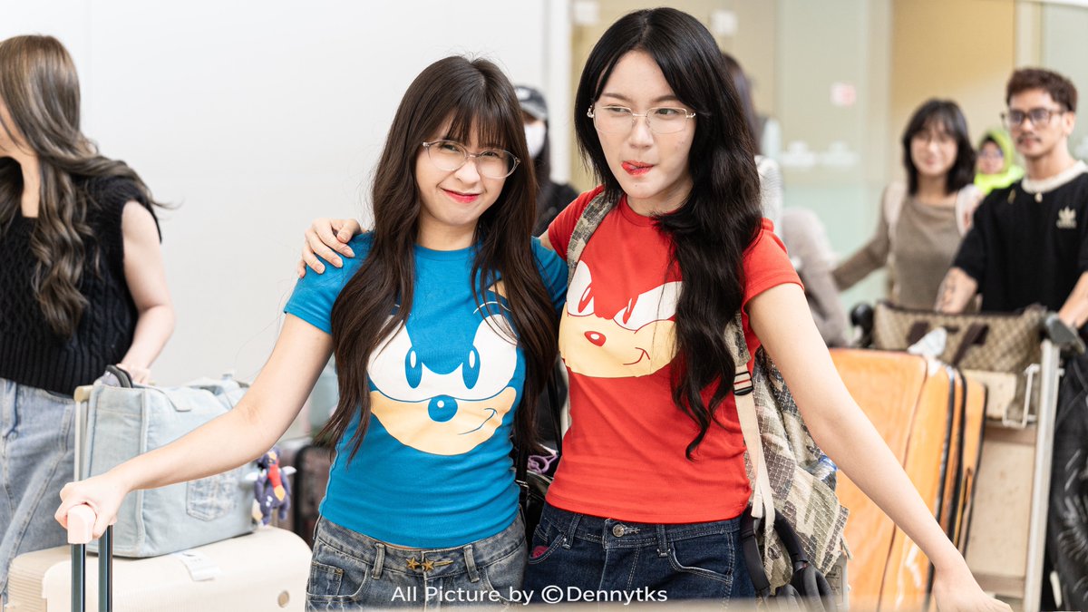 Dennytks's tweet photo. Duo Lucu hari ini, Ada soniq @F_OllaJKT48 sama Knuckles @L_MarshaJKT48 

270626 || Bandara Internasional Juanda , Surabaya

#Dennytk #JKT48AirportFashion 
#DtkShoot https://t.co/tHMdfkNdTD