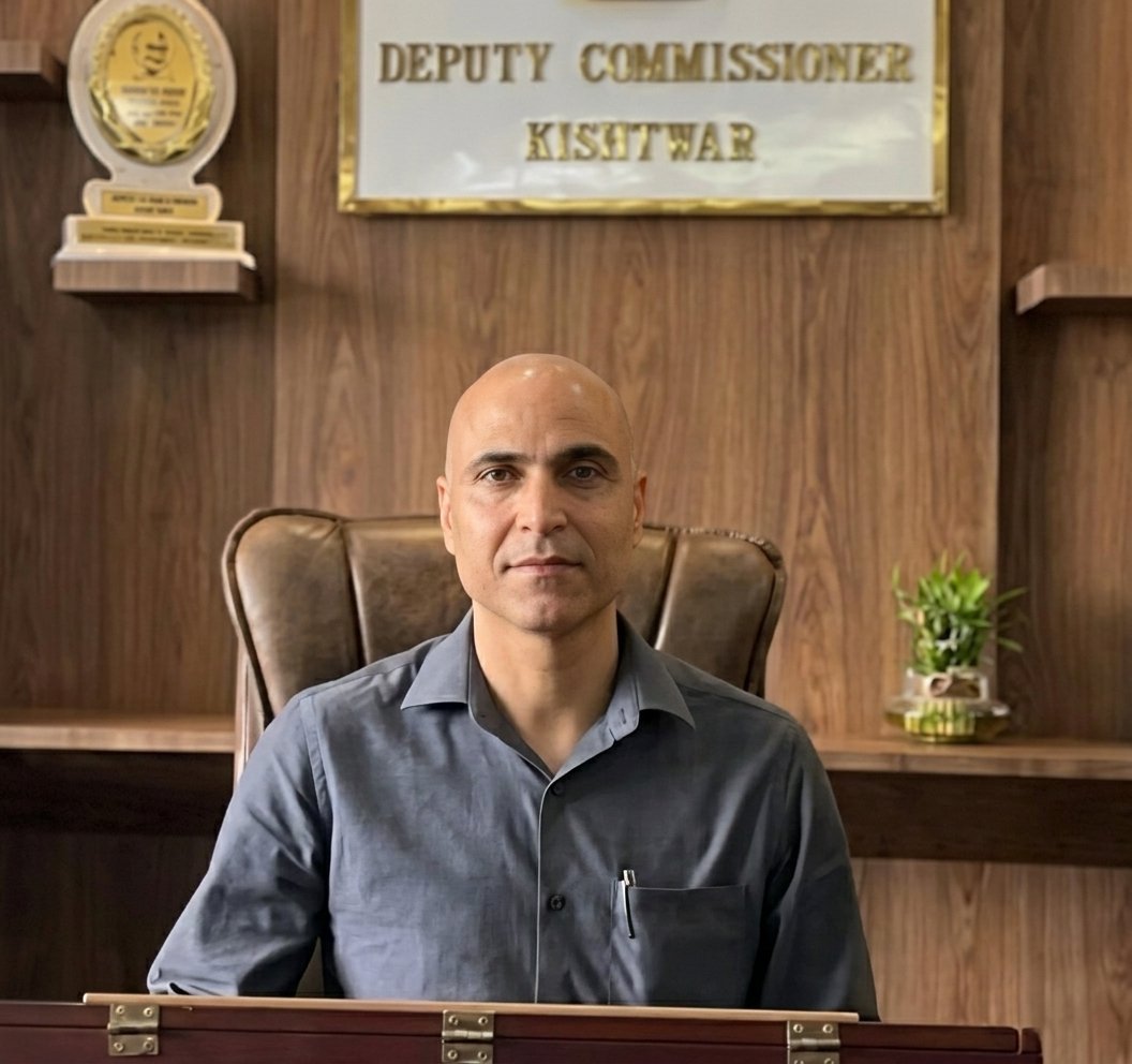BattaKashmiri's tweet photo. If a Deputy Commissioner doesn't have the maturity to handle an issue involving the Army in a sensitive area like Kishtwar in Jammu and Kashmir, he deserves to be shunted out.

The Dignity, The Prestige, The Respect for the Army is above all. https://t.co/POI5pJkdx3