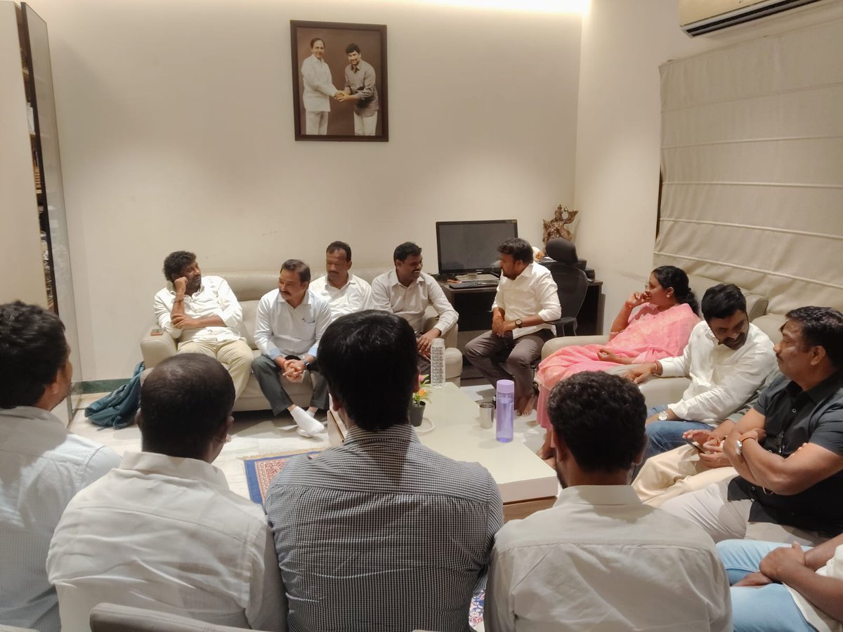 DVS_BRS's tweet photo. కాంగ్రెస్ ప్రభుత్వం చేస్తున్న కుట్రలను  ప్రశ్నించినందుకు గాను జైలుకు వెళ్లి విడుదల అయిన తెలంగాణ ఉద్యమకారుడు సహచర మిత్రుడు మాజీ ఎంపీ మాజీ విప్ బాల్క సుమన్ గారిని వారి నివాసంలో పరామర్శించిన జగిత్యాల జిల్లా తొలి జడ్పీ చైర్పర్సన్ దావ వసంత సురేష్ గారు. https://t.co/tH510BXbIp