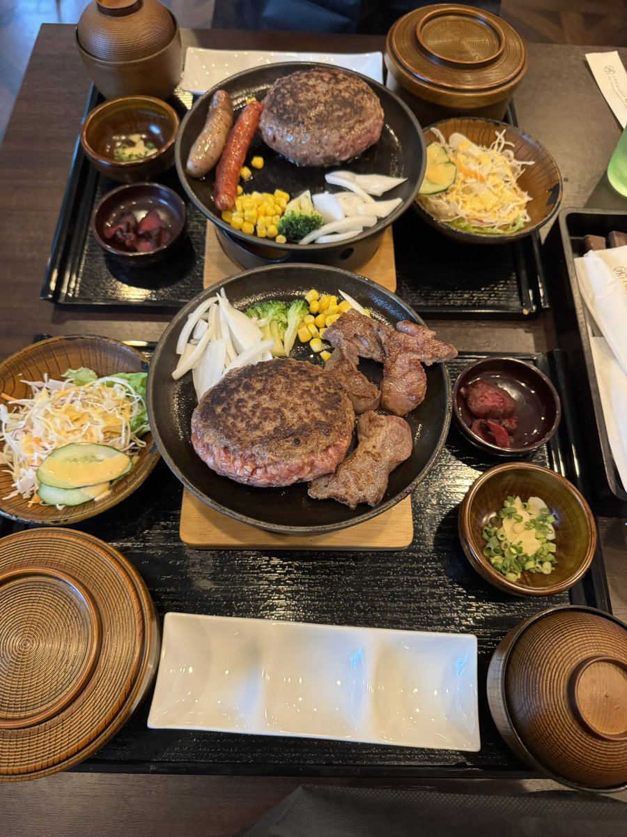 MuukoTsuyoshi's tweet photo. 江坂でハンバーグを🤤
サッカー選手のサインやサッカーボールがあったからサッカー関連なのかなぁ🤔
知らんけど🙄

新大阪駅のスィートBOXでケーキを
たくさんのケーキで
どれが1番売れてるか聞いたら
ワールドカップのやつが売れてますねぇと教えてもらったから
キングカズとか他の選手のモノマネやってあげたよ😂
 #平和かよ 
 #とろけるハンバーグ
