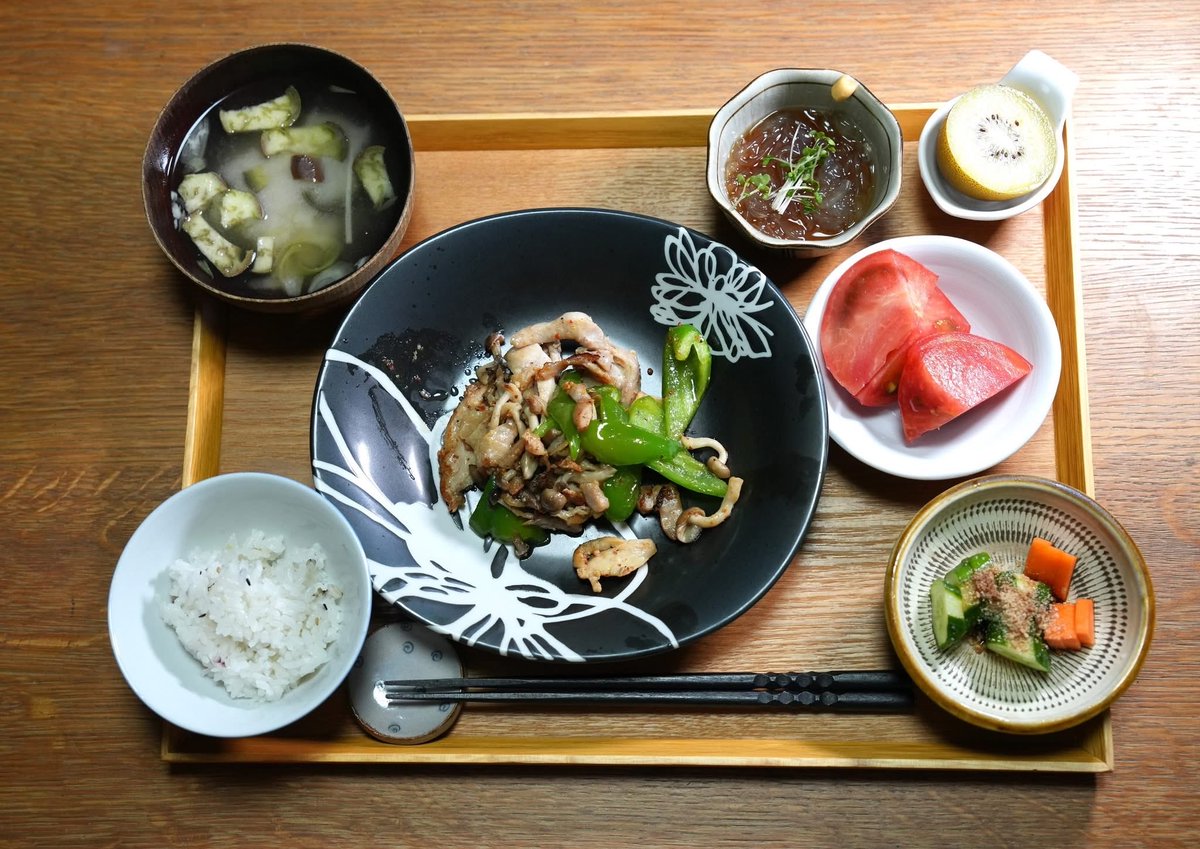 adf_marica's tweet photo. 【昨日の夜ごはん献立】

#鶏ももの粗挽きスパイス焼、🍅
　（ピーマン、しめじ）
▪️おみそ汁
　（みょうが、ナス、エノキ）
▪️ところてん（🥦スプラウト）
▫️ぬか漬け（人参、きゅうり）
🥝

#おうちごはん 
#だしソムリエ 
#dashi https://t.co/JuH7FGDuLH