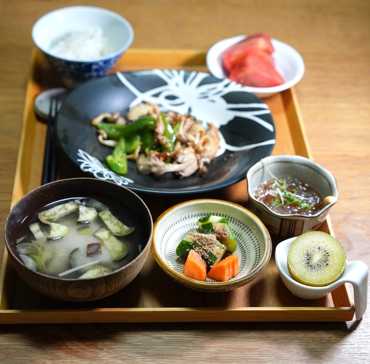 adf_marica's tweet photo. 【昨日の夜ごはん献立】

#鶏ももの粗挽きスパイス焼、🍅
　（ピーマン、しめじ）
▪️おみそ汁
　（みょうが、ナス、エノキ）
▪️ところてん（🥦スプラウト）
▫️ぬか漬け（人参、きゅうり）
🥝

#おうちごはん 
#だしソムリエ 
#dashi https://t.co/JuH7FGDuLH