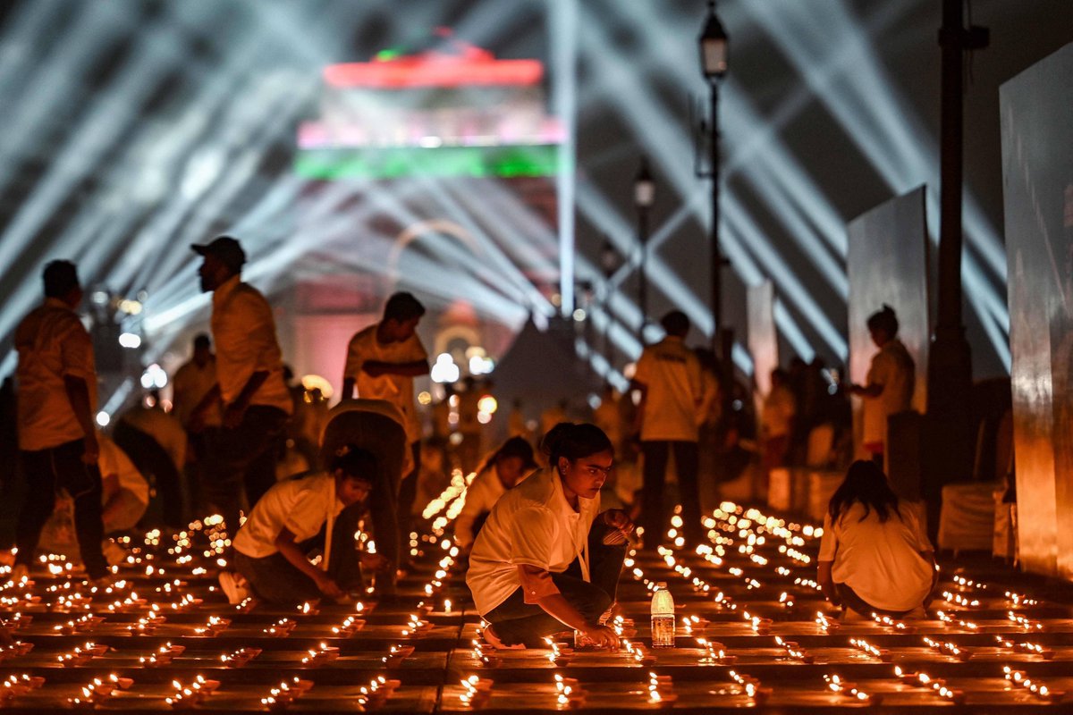 Refemoraes's tweet photo. May the warm glow of Diwali light up your heart with joy, love and sweet moments. Happy Diwali! https://t.co/LbWr2Gyg0o