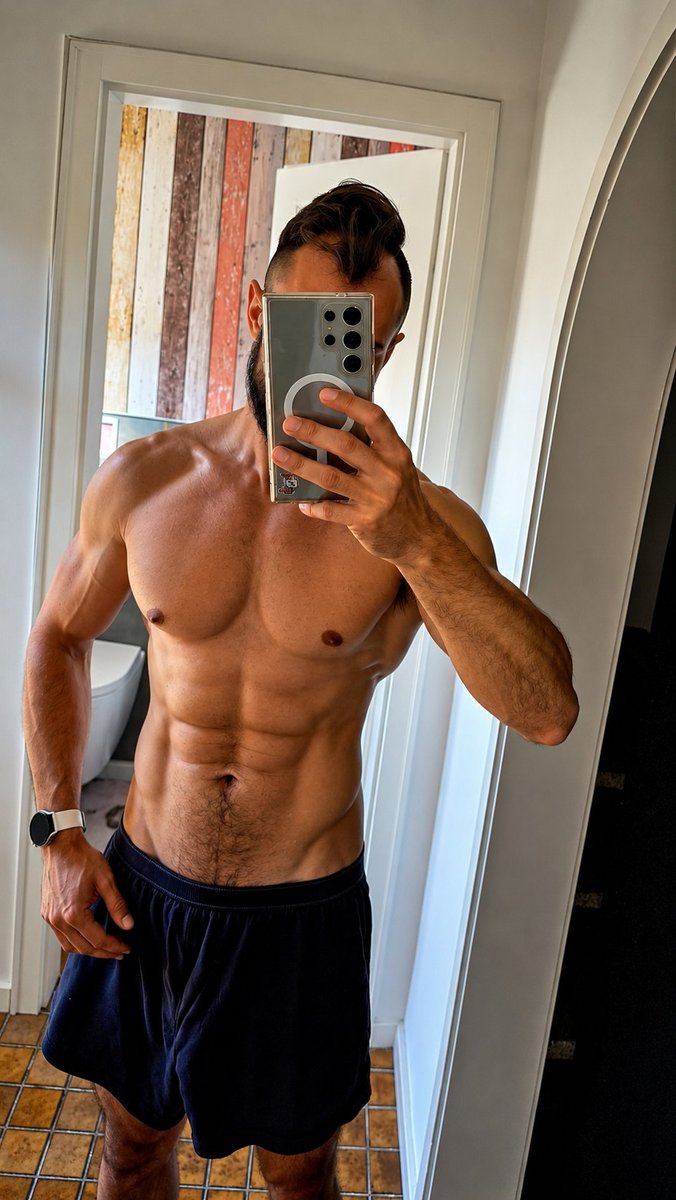 AFTERFLEXX's tweet photo. Sun's out. Shirt's off. Weekend mode: ON. 😎☀️ https://t.co/xwjCd5F9hm