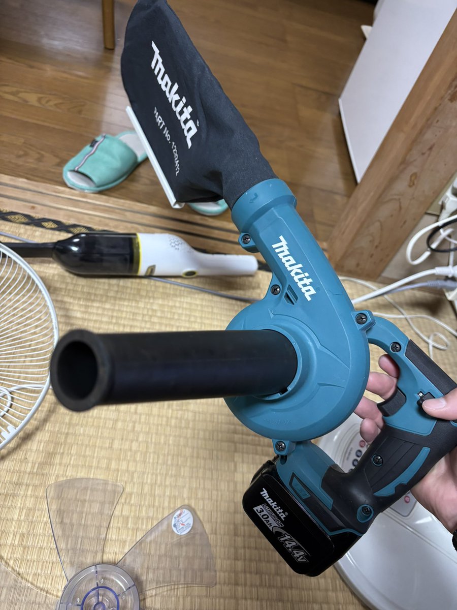 sasisu88's tweet photo. 初めてマキタの集塵アタッチメント使ってみたけど、確かに吸引力はある
けどまぁ屋内じゃうるせぇw https://t.co/2UcUiVMmLR