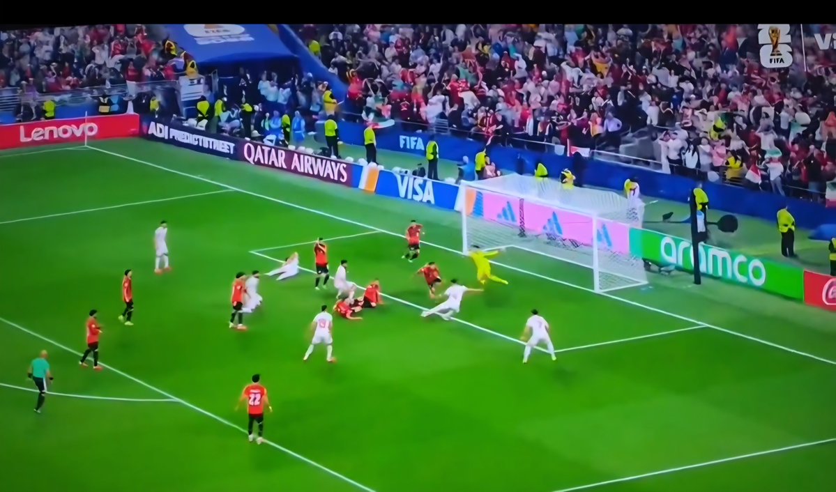EmaMoncluth's tweet photo. @ArturoVill7 Éste es él momento exacto en que tira, yo veo al portero y 2 defensas https://t.co/07UL3IAGpx