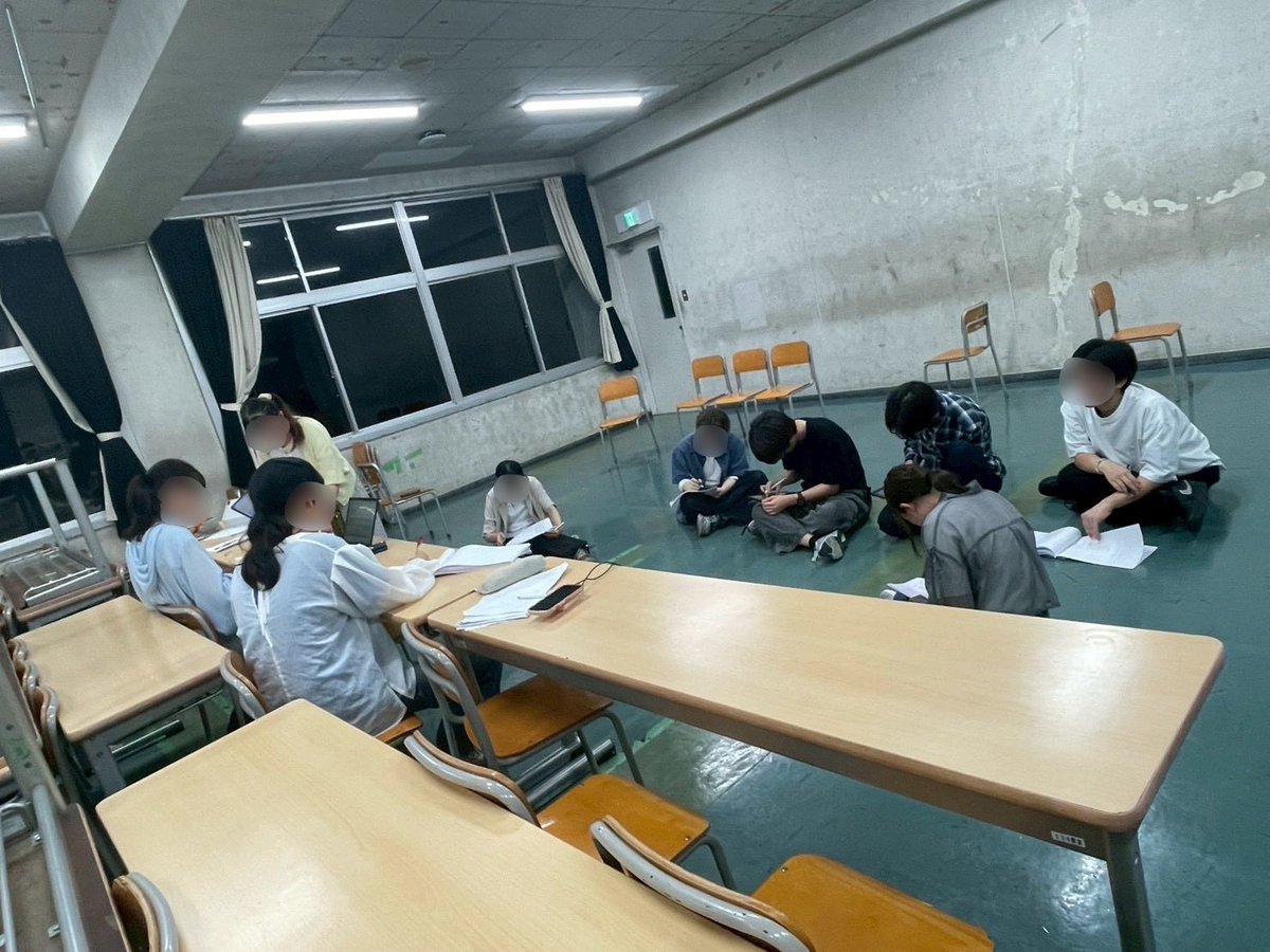 NoNSpoiL's tweet photo. 【ノンスポ日誌615🎙️】
遅れてすみません💦昨日は通し練習、オペ練習、部署の活動を行いました！
どんどん完成に近づいている様子を見ていると、ますます本番が楽しみです！！✨
明日はいよいよゲネ‥皆で頑張っていきましょう！では、また明日！！

↓キャストの皆さんが照明・音響と打ち合わせ中‥ https://t.co/qCuIzkQIoy