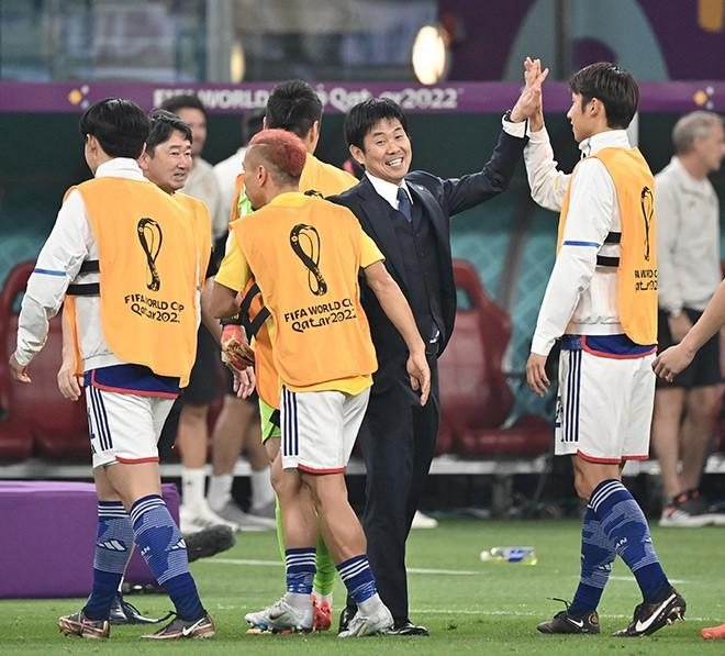 kabutkusut's tweet photo. Kalau gw boleh jujur, ada satu alasan kenapa setiap Jepang main di Piala Dunia, gw selalu nonton. Bukan karena gw orang Jepang, bukan juga karena mereka selalu favorit juara. Tapi buat generasi yg besar bersama Captain Tsubasa, Jepang di Piala Dunia itu rasanya selalu punya makna lebih. 

Dulu kita semua ngira cerita Tsubasa itu cuma mimpi. Jepang juara dunia? Ngalahin Brasil? Rasanya mustahil.

Dan di balik perjalanan yang membawa Jepang sampai titik ini, sang pemilik Death Note,  Hajime Moriyasu.

Moriyasu bukan pelatih dengan karisma segede Mourinho atau Guardiola. Dia juga bukan mantan superstar. Justru sebaliknya, dia pernah merasakan salah satu momen paling menyakitkan dalam sejarah sepak bola Jepang, "Agony of Doha" tahun 1993, saat Jepang gagal lolos ke Piala Dunia karena kebobolan di menit akhir. Bisa dibilang, dia merasakan langsung bagaimana rasanya sepak bola Jepang berada di titik terendah.

Mungkin itu juga yg bikin cara dia melatih berbeda.

Kalau nonton Jepang sekarang main, yg paling keliatan bukan skill individu, tapi sinkronisasi. Begitu kehilangan bola, semua bergerak. Begitu merebut bola, transisi mereka cepat. Gak banyak gaya, gak banyak sentuhan yg gak perlu. Semua pemain ngerti harus ada di mana.

Itu yg bikin Jepang sekarang bisa ngalahin timnas2 besar. Kemenangan atas Jerman & Spanyol beberapa tahun lalu bukan kebetulan. Menahan Belanda, lalu menghajar Tunisia 4-0, itu hasil dari proses yg dibangun bertahun-tahun.