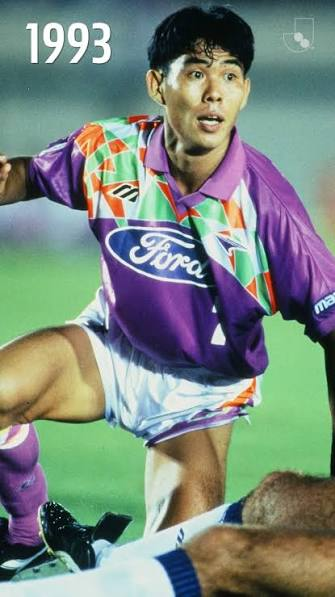 kabutkusut's tweet photo. Kalau gw boleh jujur, ada satu alasan kenapa setiap Jepang main di Piala Dunia, gw selalu nonton. Bukan karena gw orang Jepang, bukan juga karena mereka selalu favorit juara. Tapi buat generasi yg besar bersama Captain Tsubasa, Jepang di Piala Dunia itu rasanya selalu punya makna lebih. 

Dulu kita semua ngira cerita Tsubasa itu cuma mimpi. Jepang juara dunia? Ngalahin Brasil? Rasanya mustahil.

Dan di balik perjalanan yang membawa Jepang sampai titik ini, sang pemilik Death Note,  Hajime Moriyasu.

Moriyasu bukan pelatih dengan karisma segede Mourinho atau Guardiola. Dia juga bukan mantan superstar. Justru sebaliknya, dia pernah merasakan salah satu momen paling menyakitkan dalam sejarah sepak bola Jepang, "Agony of Doha" tahun 1993, saat Jepang gagal lolos ke Piala Dunia karena kebobolan di menit akhir. Bisa dibilang, dia merasakan langsung bagaimana rasanya sepak bola Jepang berada di titik terendah.

Mungkin itu juga yg bikin cara dia melatih berbeda.

Kalau nonton Jepang sekarang main, yg paling keliatan bukan skill individu, tapi sinkronisasi. Begitu kehilangan bola, semua bergerak. Begitu merebut bola, transisi mereka cepat. Gak banyak gaya, gak banyak sentuhan yg gak perlu. Semua pemain ngerti harus ada di mana.

Itu yg bikin Jepang sekarang bisa ngalahin timnas2 besar. Kemenangan atas Jerman & Spanyol beberapa tahun lalu bukan kebetulan. Menahan Belanda, lalu menghajar Tunisia 4-0, itu hasil dari proses yg dibangun bertahun-tahun.