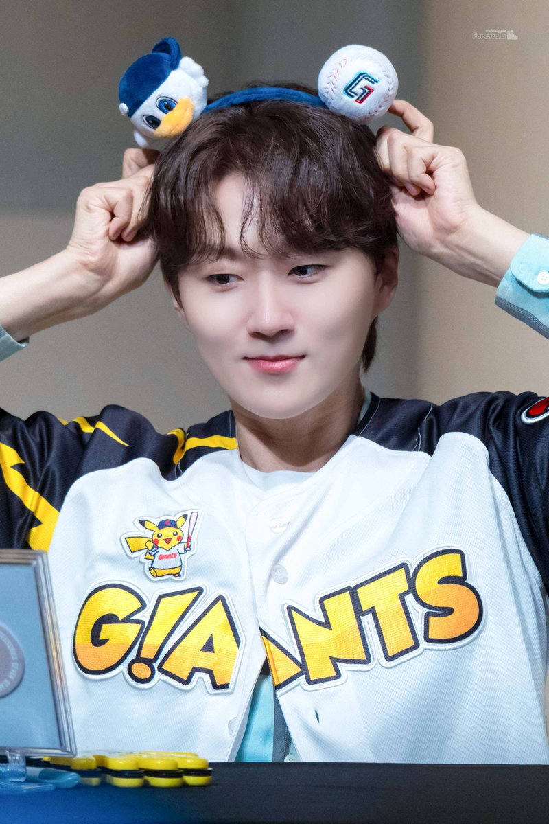 lululalakaka's tweet photo. 260612-13 뮤직아트 부산 팬사인회

⚾️⚾️

#포레스텔라 #조민규 https://t.co/my7iMQ7zKM