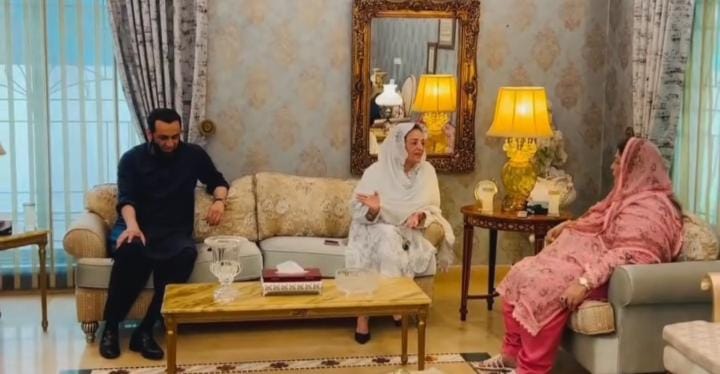 BilalMustafaRYK's tweet photo. لاہور: 25 جون 2026

بیگم عشرت اشرف کنونیئر ویمن پارلیمانی کاکس کمیٹی و ایم پی اے سے لاہور میں اُن کی رہائش گاہ پر وفاقی وزیر اطلاعات و نشریات عطااللہ تارڑ نے اپنی والدہ ساجدہ فاروق تارڑ کے ہمراہ اُن کی ہمشیرہ کی وفات پر اظہار تعزیت کیا اور مرحومہ کے ایصال ثواب کے لیے خصوصی دعا کی https://t.co/94FVkfkyPp