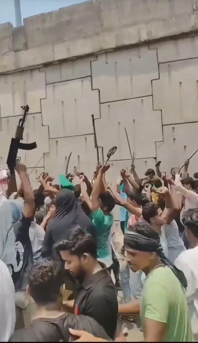 Bajrangdal302's tweet photo. मुहर्रम के जुलूस में दिखाई दी AK47 पर सवाल एक ये इतने हाईटेक हथियार कहा से लाते है? और प्रतिबंधित हथियार अपने पास क्यों रखते है? ये किस युद्ध की तैयारी कर रहे है?  क्या ये तैयारी आर्मी पुलिस वाले से लड़ने के स्तर की नहीं है? आप कब जागोगे? सोचो इतने हाइटेक हथियार लेकर कोई 👇 https://t.co/P3guogmN0U