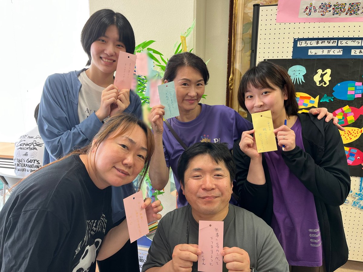 atlrCampagne's tweet photo. 本日稽古日❣️

いつも稽古でお世話になってる吉島公民館さんのロビーには『七夕のお願いごとをしよう！』のコーナーが🎋
稽古が終わってみんなで短冊に願い事を書きました。

願いが叶いますように…💫 https://t.co/ckgFgj6ArI